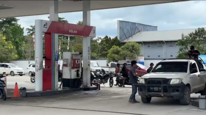 BBM NAIK : Aktivitas pembelian di SPBU Jalan Sengkawit. Pertamina Naikkan BBM Non Subsidi, Di Tanjung Selor Dexlite Kini Diangka Rp 24.650 per liter