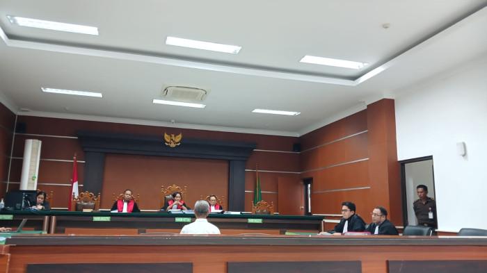 SIDANG - Tim kuasa hukum terdakwa kasus korupsi dana Islamic Development Bank (IsDB) dan Rupiah Murni Pendamping (RMP) di Universitas Sam Ratulangi (Unsrat), Hadi Prayitno, menyampaikan nota pembelaan (pledoi). Sidang berlangsung di Ruang Sidang Prof Dr H Muhammad Hatta Ali SH MH, Pengadilan Negeri Manado, Jalan Adipura Raya, Kima Atas, Mapanget, Manado, Sulawesi Utara, Senin (4/5/2026).