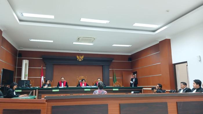 SIDANG - Mantan Kepala Biro Akademik dan Kemahasiswaan Universitas Sam Ratulangi (Unsrat), Jhony Revri Tooy, yang menjadi terdakwa menyampaikan nota pembelaan (pledoi) dalam sidang lanjutan kasus dugaan korupsi dana Islamic Development Bank (IsDB) dan Rupiah Murni Pendamping (RMP) di Universitas Sam Ratulangi (Unsrat). Sidang berlangsung di Ruang Sidang Prof Dr H Muhammad Hatta Ali SH MH, Pengadilan Negeri Manado, Jalan Adipura Raya, Kima Atas, Mapanget, Manado, Sulawesi Utara, Senin (4/5/2026).