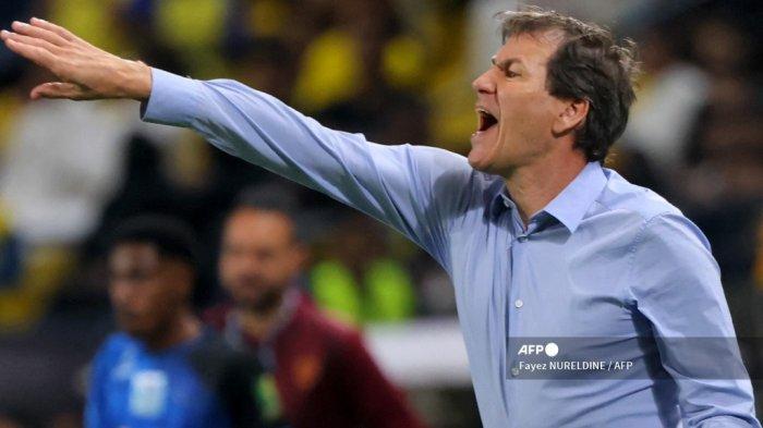 Pelatih Prancis Nassr Rudi Garcia mengarahkan para pemainnya selama pertandingan sepak bola perempat final Piala Raja antara al-Nassr dan Abha di Stadion Mrsool Park di Riyadh pada 14 Maret 2023. Fayez NURELDINE / AFP