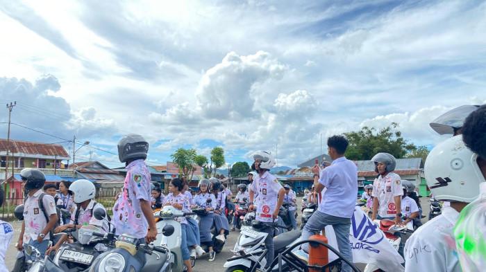 KONVOI SISWA -- Para siswa SMKN 1 Gorontalo memacu kendaraan mereka. Siswa konvoi usai pengumuman kelulusan.