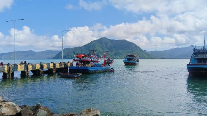 MENGELUH - Suasana Pantai Prigi Trenggalek saat ini dengan harga BBM Nonsubsidi di angka Rp 30.550, Selasa (5/5/2026).