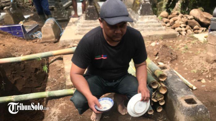 BARANG ANTIK - Temuan barang di Dukuh Purwokerto, Desa Jelok, Kecamatan Cepogo, Boyolali, Senin (4/5/2026). Penemuan barang antik berupa wadah keramik dan tembikar ini langsung dilaporkan ke Dinas Pendidikan dan Kebudayaan (Disdikbud) Boyolali untuk ditindaklanjuti.