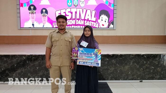 DUKUNGAN KELUARGA - Aqeela Althafunnisa Wijaya (11) berfoto bersama keluarganya usai berhasil meraih Juara 1 cabang Gambar Bercerita pada FLS3N jenjang SD/MI tingkat Kabupaten Belitung Timur di Auditorium Zahari MZ, Selasa (5/5/2026). Prestasi ini diraih Aqeela lewat karyanya yang mengusung pesan pelestarian lingkungan serta reboisasi, dan mengantarkannya melaju sebagai wakil daerah ke tingkat provinsi.