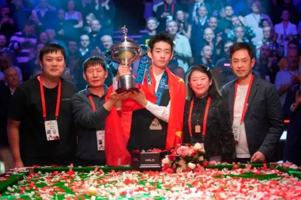 Wu Yize and his family celebrate his 2026 World Snooker Championship title. Photo by AP