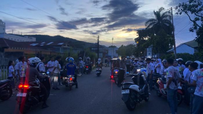 KONVOI -- Sejumlah anak SMAN 1 Kota Gorontalo diminta bubar oleh polisi gara-gara bikin macet di depan sekolah di Kelurahan Ipilo, Kota Gorontalo, Selasa (5/5/2026)