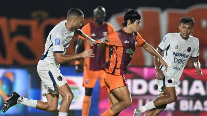 BERDUEL - Gelandang Borneo FC, Kei Hirose (tengah) berduel dengan pemain Persita Tangerang pada laga lanjutan Super League 2025/2026 di Stadion Segiri, Samarinda, Kalimantan Timur, Selasa (5/5) malam WIB.