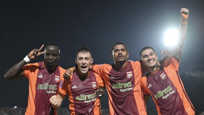 SELEBRASI - Para pemain Borneo FC merayakan gol saat bertanding melawan Dewa United di Stadion Segiri Samarinda pada pekan ke-11 Super League, Rabu (5/11) malam.