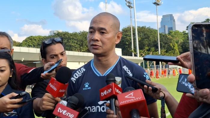 BEBERKAN PERSIAPAN - Pelatih Timnas U-17 Indonesia Kurniawan Dwi Yulianto saat diwawancarai di sela-sela latihan Timnas U-17 di Lapangan A GBK, Senayan, Jakarta, Jumat (24/4/2026). Tribunnews/Abdul Majid