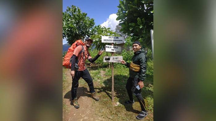 PENDAKI sekaligus guide wisata alam asal Balangan, Andy Winanda melakukan perjalanan ke Gunung Halau-Halau, melalui jalur Desa Kiyu, Kabupaten Hulu Sungai Tengah.