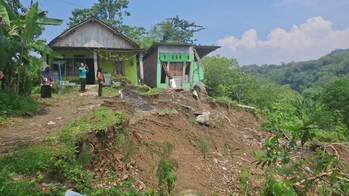 TERDAMPAK LONGSOR - Insiden tanah longsor terjadi di RT5/RW1 Kalialang Lama, Sukorejo, Gunungpati, Kota Semarang. Tercatat, sebanyak tiga unit rumah terdampak dan menimbulkan sebagian bangunan roboh.