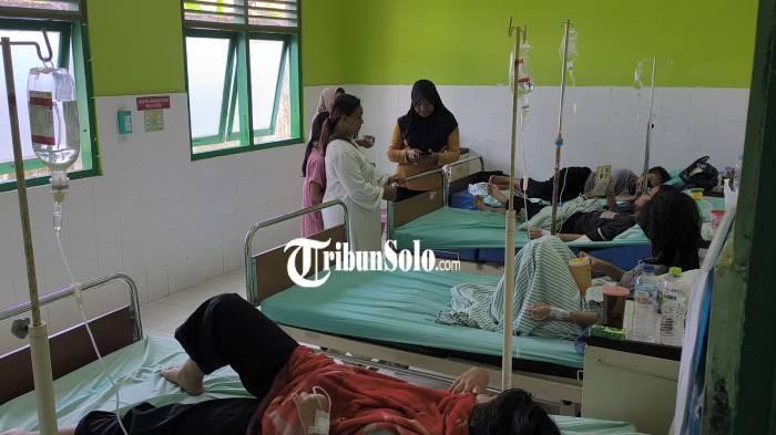 DIRAWAT - Siswa tampak mendapat perawatan medis, diduga akibat keracunan konsumsi MBG di Kecamatan Tulung, Kabupaten Klaten, Rabu (29/4/2026). Hasil uji laboratorium menunjukkan makanan program MBG terkontaminasi bakteri Bacillus sp, yang dikenal tidak mudah mati meski dipanaskan.
