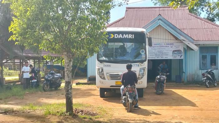 JADWAL DAMRI - Tampak Bus Damri rute KTT-Malinau akan berangkat melalui Pool Damri di Jalan Perintis, Tideng Pale, Kecamatan Sesayap, KTT, Kaltara, Rabu (6/5/2026). Catat dua jadwal keberangkatan Bus Damri dari Tana Tidung ke Malinau hari ini, yang dilengkapi tarif. (TribunKaltara.com /Rismayanti)