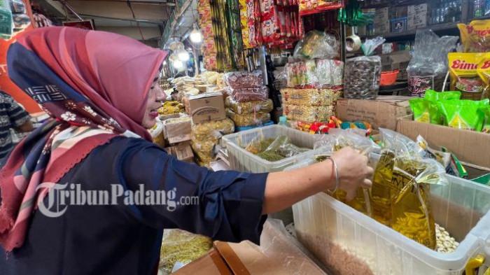 HARGA MINYAK - Harga minyak goreng kemasan rakyat, Minyakita, di Pasar Raya Kota Padang terpantau stabil pada Selasa (5/5/2026). Para pedagang mengaku tidak berani menaikkan harga di atas ketentuan karena pengawasan masyarakat yang kini semakin ketat.