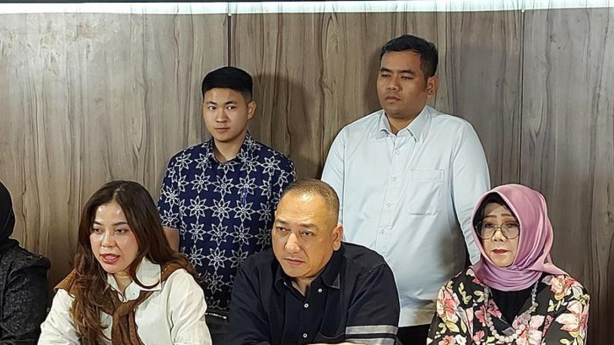 Krisna Murti bersama tim kuasa hukum Ammar Zoni saat ditemui di kantornya di kawasan Kebon Jeruk, Selasa (5/5/2026).