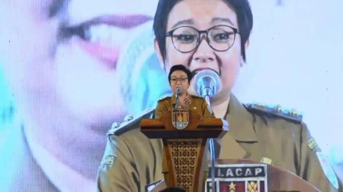 LUAR KOTA - Wakil Bupati Cilacap Amy Amalia Fatma Surya menyampaikan pidatonya saat pembukaan pelatihan kewirausahaan perempuan di Pendopo Wijaya Kusuma Sakti, Selasa (29/4/2025). Amy mengaku sedang di luar kota saat Bupati Cilacap terjaring OTT KPK.