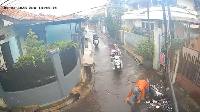 AKSI BEGAL - Aksi pembegalan atau penodongan terjadi di Jalan Maksudi RW 04, Kelurahan Panjunan, Kecamatan Astanaanyar, Kota Bandung, Minggu (3/5/2026) pukul 13.47 WIB. Beredar video dalam akun @joshua_banjarnahor_, aksi kriminal itu dilakukan saat situasi jalanan sepi dan hujan deras