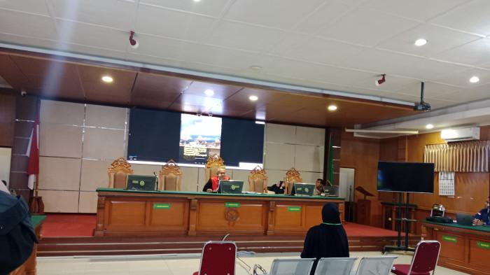 SIDANG - Fitriana Dewi, istri Erwin Wakil Wali Kota Bandung saat memberikan kesaksian dalam sidang praperadilan, di Pengadilan Negeri (PN) Bandung, Jalan LLRE Martadinata, Kota Bandung, Kamis (8/1/2026).