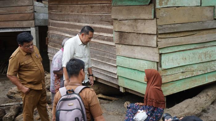 Bupati Merangin M Syukur didampingi oleh Sekda Merangin Zulhifni beserta jajaran OPD terkait meninjau warga yang terdampak musibah banjir Di Desa Rantau Jering, Desa Muaro Lengayo, dan Desa Muaro Pangi pada hari selasa (05/05/2026).