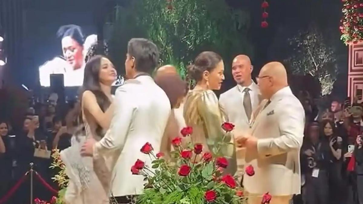 RESEPSI EL SYIFA- Momem Maia Estianty berdansa dengan Irwan Mussry di panggung yang sama dengan Ahmad Dhani - Mulan Jameela di resepsi pernikahan yang digelar di Hotel Raffles Jakarta, Minggu (26/4/2026).
