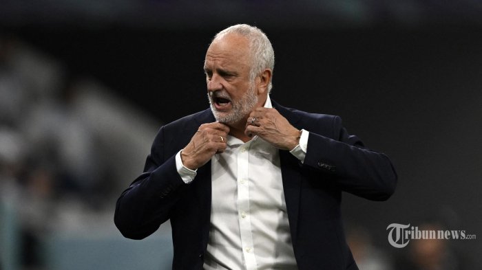 Pelatih Australia Graham Arnold meneriakkan instruksi kepada para pemainnya dari pinggir lapangan selama pertandingan sepak bola babak 16 besar Piala Dunia 2022 Qatar antara Argentina dan Australia di Stadion Ahmad Bin Ali di Al-Rayyan, sebelah barat Doha. Sabtu (3 Desember 2022). (Alfredo ETRELLA / AFP)