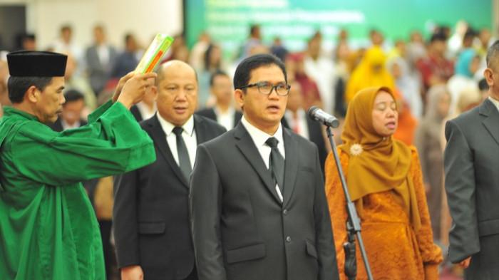 PELANTIKAN - Prosesi pelantikan Dekan Fakultas Kedokteran Universitas Sumatera Utara periode 2026–2031, Muara Panusunan Lubis (tengah) saat mengucapkan sumpah jabatan di Gelanggang Mahasiswa USU, Senin (4/5/2026). Pelantikan ini menjadi awal kepemimpinan baru dalam mendorong penguatan pendidikan, riset, dan layanan kesehatan.