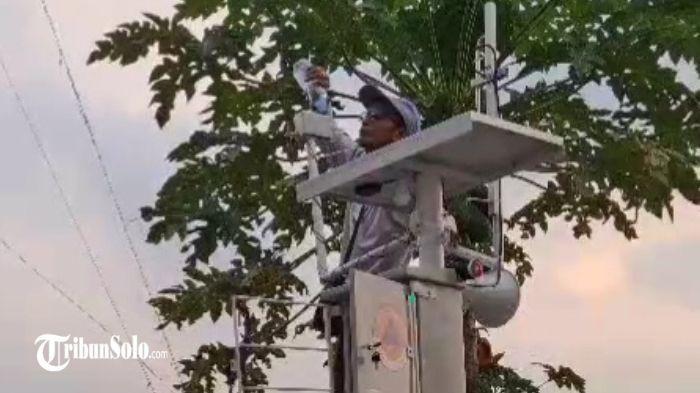 Early Warning System (EWS) yang berfungsi mendeteksi potensi bahaya.
