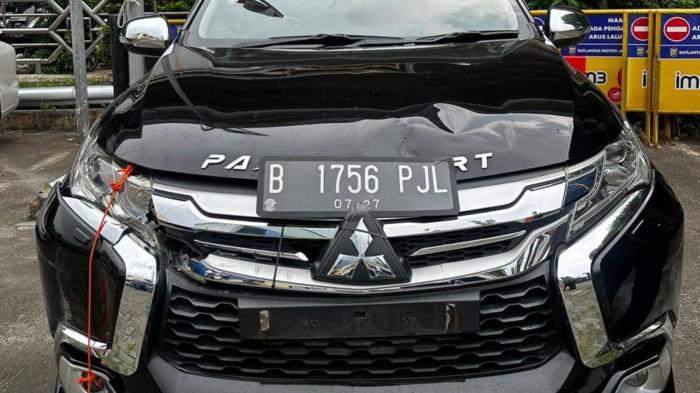 SOPIR PAJERO DIBEKUK - Pelarian pengemudi Mitsubishi Pajero yang melakukan tabrak lari terhadap seorang pedagang buah di Jalan Raya Kalimalang akhirnya terhenti. Pihak kepolisian berhasil mengamankan pelaku beserta barang bukti kendaraan setelah kejadian tersebut viral di media sosial.