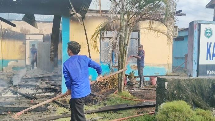 KEBAKARAN KANTOR DESA - Tim Damkar berjibaku memadamkan api yang menghanguskan Kantor Desa Tabolang, Kecamatan Topoyo, Kabupaten Mamuju Tengah, Sulawesi Barat, Rabu (6/5/2026). Hingga saat ini penyebab kebakaran belum diketahui