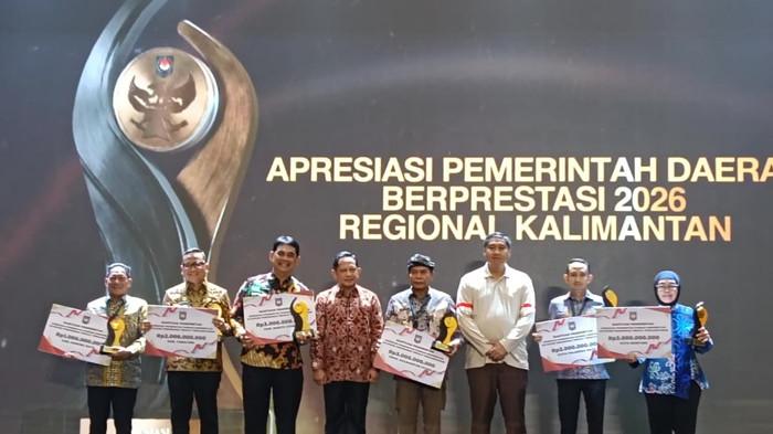 PEMERINTAH BERPRESTASI - Gubernur Kaltara, Zainal Paliwang, saat menerima penghargaan yang diserahkan oleh Menteri Perumahan dan Permukiman Republik Indonesia, Maruarar Sirait, di Balikpapan. (TRIBUNKALTIM.CO/ARY NINDITA)