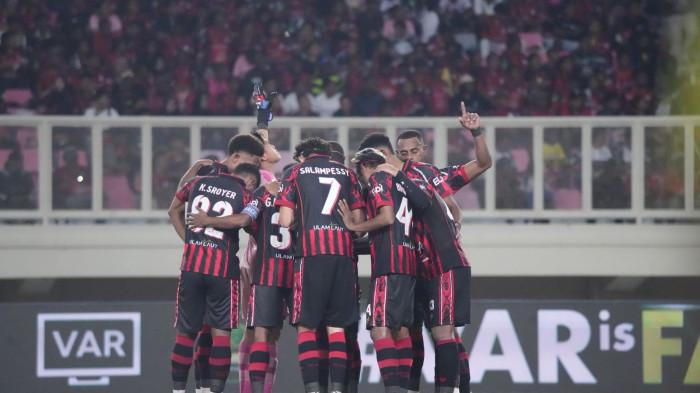 SELEBRASI - Persipura Jayapura menekuk tim tamu Persiku Kudus,  2-0, pada laga pekan ke-27 di Stadion Lukas Enembe, Minggu (3/5/2026). Boaz Solossa Cs harus melakoni babak play off kontra Adhyaksa FC demi tiket Super League.