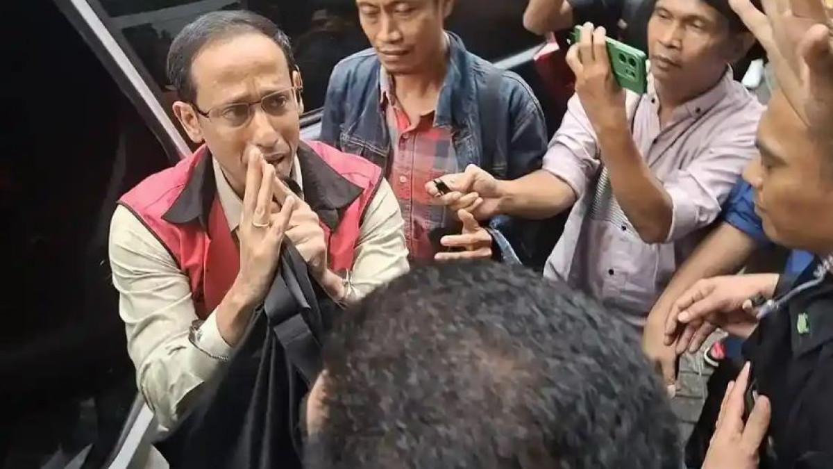 SIDANG NADIEM MAKARIM - Nadiem Makarim bertemu sahabatnya Mulyono, seorang pengemudi ojek online setelah sidang lanjutan kasus korupsi pengadaan laptop Chromebook di Pengadilan Tipikor Jakarta Pusat, Kamis (8/1/2026). Kini Nadiem kembali menangis, mengaku lelah.