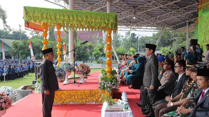 Weny Gaib memimpin upacara peringatan Hardiknas dirangkaikan apel KORPRI
