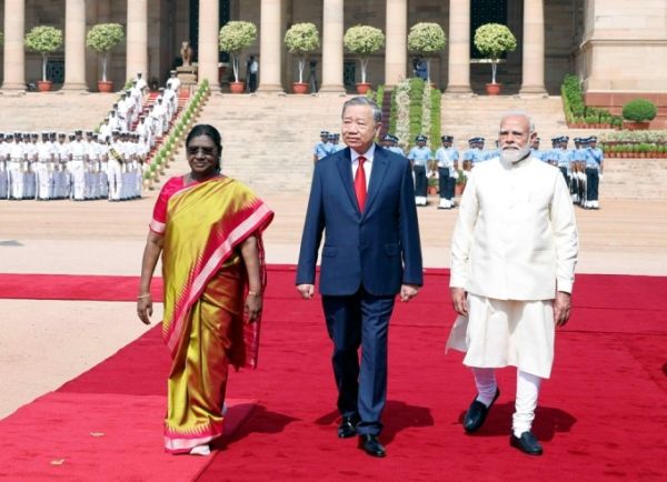 Indian President Droupadi Murmu (left) and Prime Minister Narendra Modi (right) co-chair a welcoming ceremony for General Secretary and President To Lam on May 6. Photo by VNA.