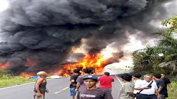 BUS KECELAKAAN MAUT -- Kondisi bus ALS  yang mengalami kecelakaan lalu terbakar di Simpang Danau Kecamatan Karang Jaya, Muratara, Rabu (6/5/2026). Dari informasi dihimpun, sebanyak 6 orang dilaporkan tewas dalam kecelakaan ini.