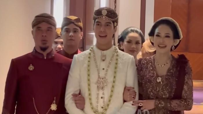 PERNIKAHAN EL- Momen Ahmad Dhani dan Maia Estianty dampingi El Rumi jelang akad nikah, Minggu (26/4/2026). Akun Instagram resmi Ahmad Dhani, @ahmaddhaniofficial, kembali aktif dan langsung memicu kehebohan, serang Maia Estianty dengan membongkar dokumen