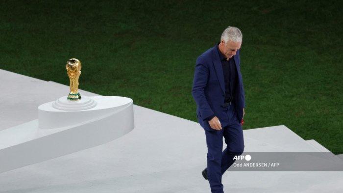 Pelatih Prancis Didier Deschamps berjalan melewati Trofi Piala Dunia FIFA setelah menerima medali perak pada upacara trofi Piala Dunia Qatar 2022 setelah pertandingan final sepak bola antara Argentina dan Prancis di Stadion Lusail di Lusail, utara Doha pada 18 Desember 2022. Argentina menang dalam adu penalti.