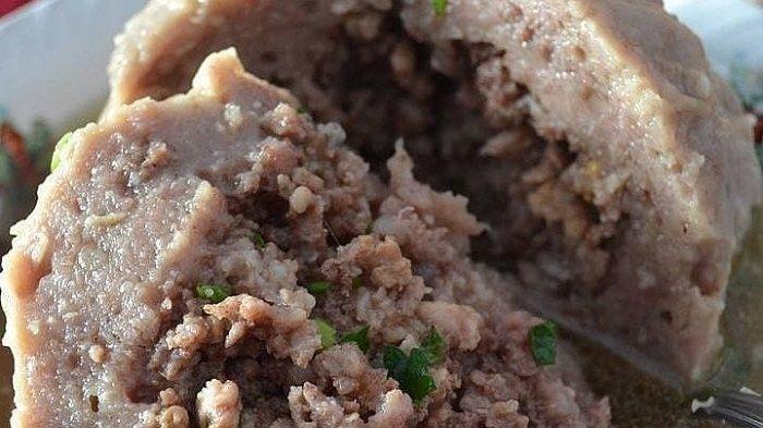 Bakso Tekwoleh, kuliner khas Situbondo dengan ukuran jumbo dan isian tetelan melimpah, terkenal mengenyangkan dengan cita rasa gurih yang menggoda selera.