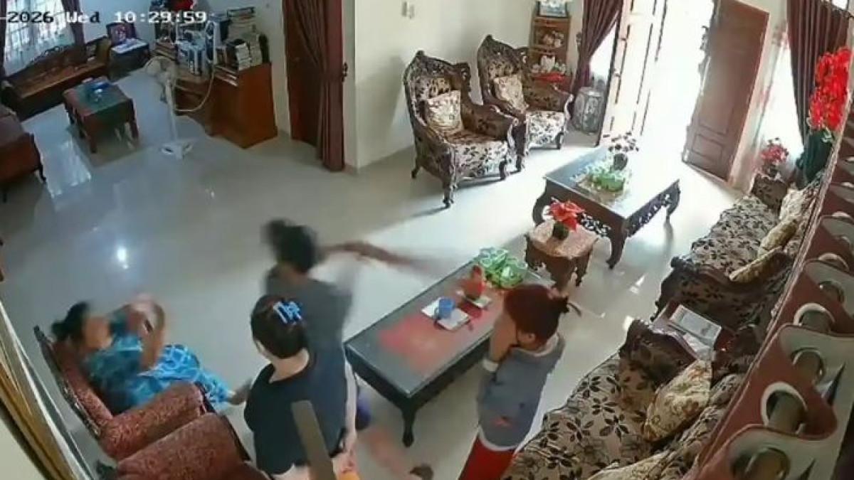 PERAMPOKAN BRUTAL - Rekaman CCTV saat nenek di Pekanbaru dihajar perampok hingga tewas.