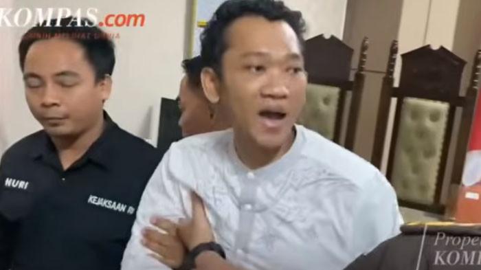 PEMBUNUHAN SATU KELUARGA DI INDRAMAYU: Terungkap dua alasan terdakwa pembunuhan satu keluarga di Indramayu ngamuk usai sidang. Ririn mengaku dipaksa mengakui pembunuhan oleh polisi.