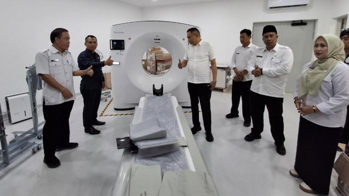 BUPATI BENTENG - Bupati Bengkulu Tengah, Rachmat Riyanto, memperkenalkan berbagai peralatan medis canggih yang dimiliki Rumah Sakit Daerah (RSD) Sungai Lemau saat melakukan peninjauan, Rabu (29/4/2026).