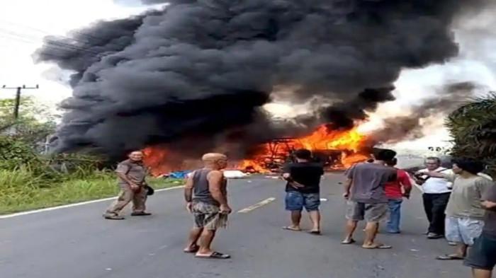 BUS TERBAKAR -- Kondisi bus ALS yang mengalami kecelakaan lalu terbakar di Simpang Danau Kecamatan Karang Jaya, Muratara, Rabu (6/5/2026). Enam orang dikabarkan tewas dalam peristiwa itu.