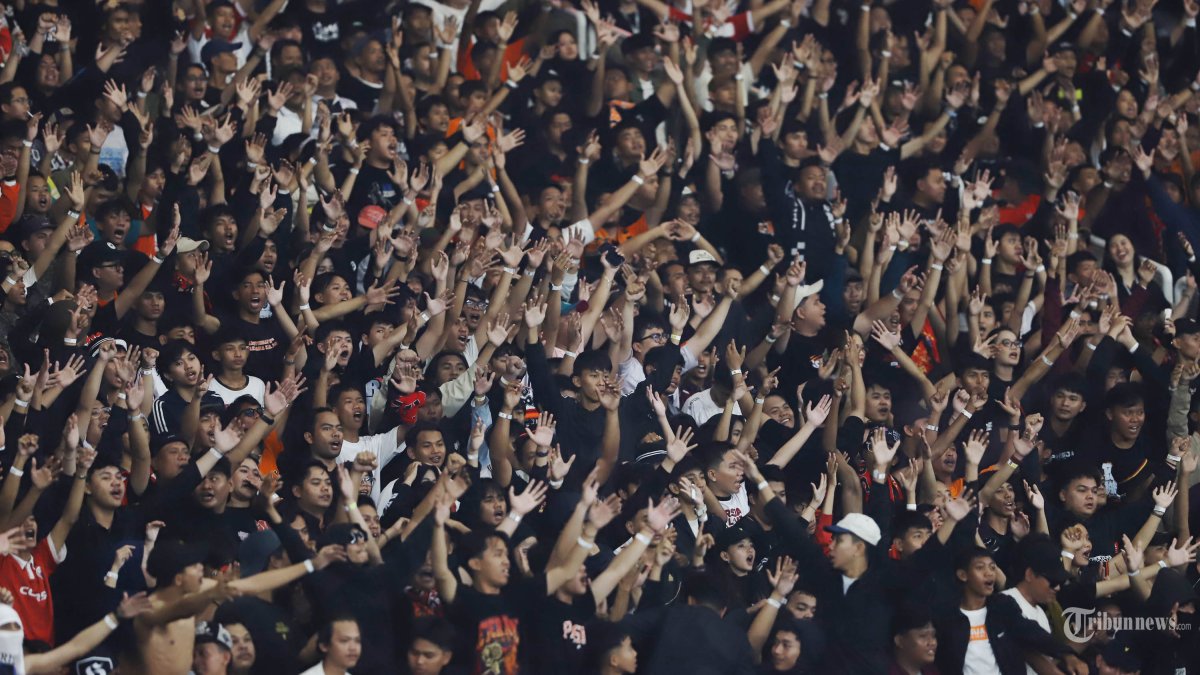 SUPER LEAGUE - Antusias supporter Persija saat menonton pertandingan melawan Persebaya pada lanjutan Super League 2026 di Stadion Utama Gelora Bung Karno (SUGBK) Jakarta, Sabtu (11/4/2026). Pertandingan berakhir dengan kemenangan Persija dengan skor telak 3-0. TRIBUNNEWS/HERUDIN 