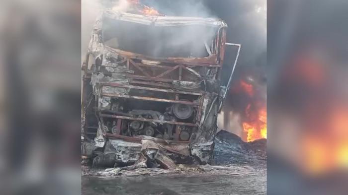 BUS KECELAKAAN MAUT -- Kondisi bus ALS yang mengalami kecelakaan lalu terbakar di Simpang Danau Kecamatan Karang Jaya, Muratara, Rabu (6/5/2026). Dari informasi dihimpun, sebanyak 6 orang dilaporkan tewas dalam kecelakaan ini.