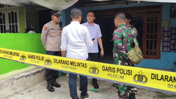 PEMBUNUHAN KEJI - Petugas saat olah TKP di lokasi penganiyaan berujung pembunuhan di Dusun Sumbertempur, Desa Sumbergirang, Puri, Kabupaten Mojokerto, Jawa Timur, Rabu (6/5/2026).