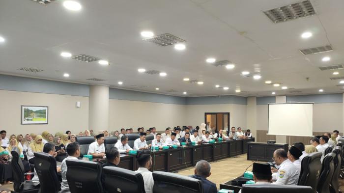 TUNTUT GAJI - Perwakilan guru PPPK paruh waktu mendatangi Komisi I dan IV DPRD Kabupaten Tasikmalaya, untuk menuntut hak gaji dan kejelasan statusnya, di Ruang Serba Guna DPRD Kabupaten Tasikmalaya, Rabu (6/5/2026) sore.