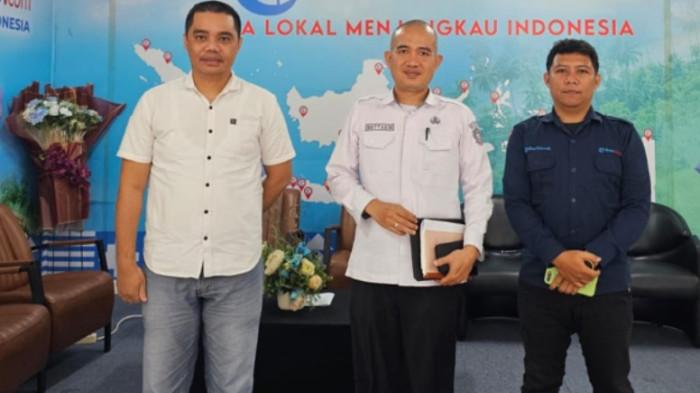Foto bersama Content Manager TribunGorontalo.com Aldi Ponge bersama Kadisnaker Kota