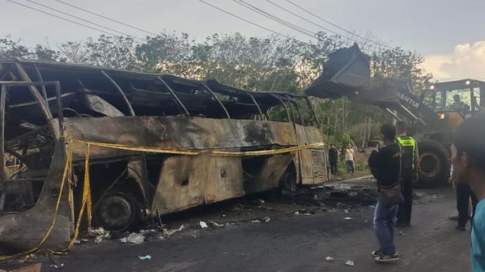 KONDISI BUS ALS – Kondisi bus ALS yang hangus setelah menabrak mobil truk tangk muata minyak di Jalur Lintas Sumatera (Jalinsum), wilayah Kecamatan Karang Jaya, Kabupaten Musi Rawas Utara (Muratara), Sumatera Selatan hingga menyebabkan 16 orang tewas, Rabu (6/5/2026).