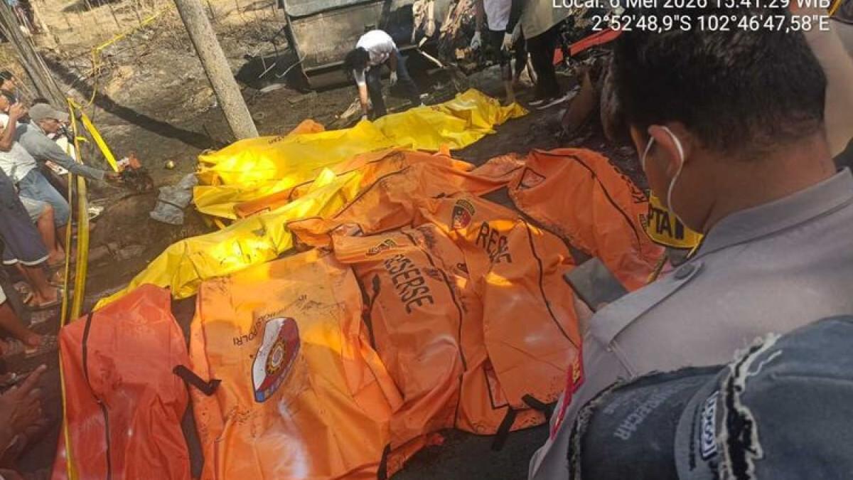 KECELAKAAN BUS - Evakuasi 16 orang yang tewas terbakar setelah kecelakaan Bus Antar Lintas Sumatera (ALS) menabrak truk tangki muatan minyak di Jalur Lintas Sumatera (Jalinsum), wilayah Kecamatan Karang Jaya, Kabupaten Musi Rawas Utara (Muratara), Sumatera Selatan, Rabu (6/5/2026).