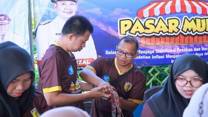 pasar murah di Pajukungan ramai warga